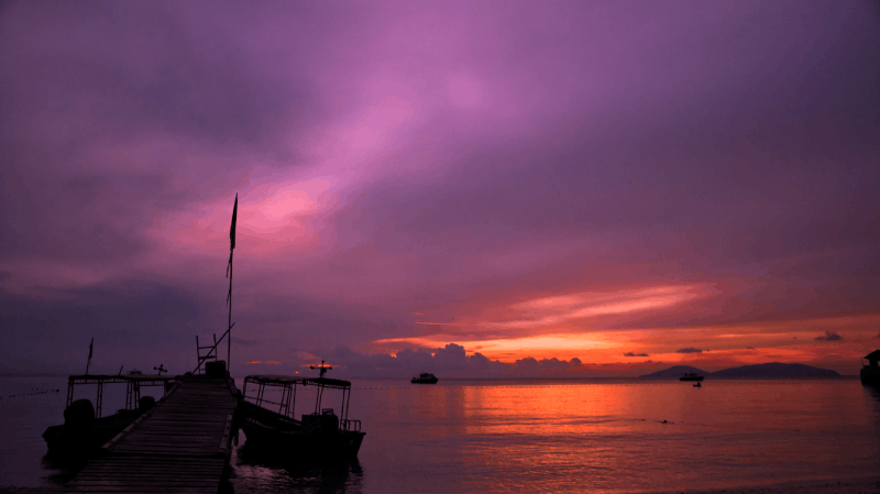 Phuket: Phi Phi Sunrise Boat Tour to Bamboo and Khai Island