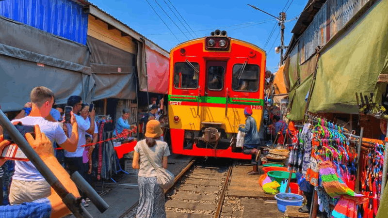 Bangkok: Damnoen Saduak and Mae Klong Train Markets