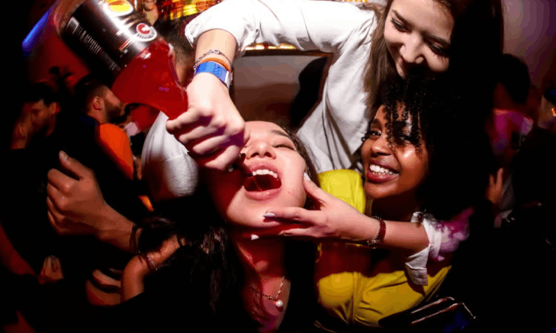 Istanbul: Party Pub Crawl with Party Bus