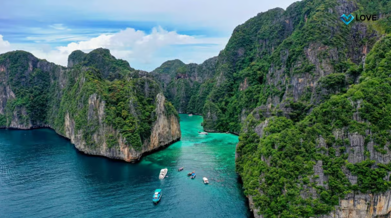 Phi Phi Islands: 2 Days, 1 Night Trip with Activities