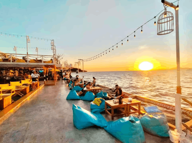 Pattaya: Floating Cafe & Optional Squid Fishing